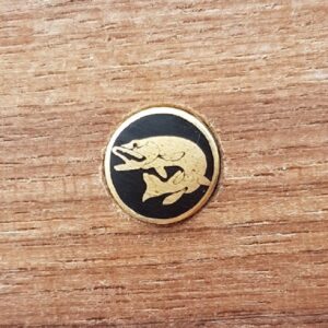 Mosaikstav med Gädda av mässing